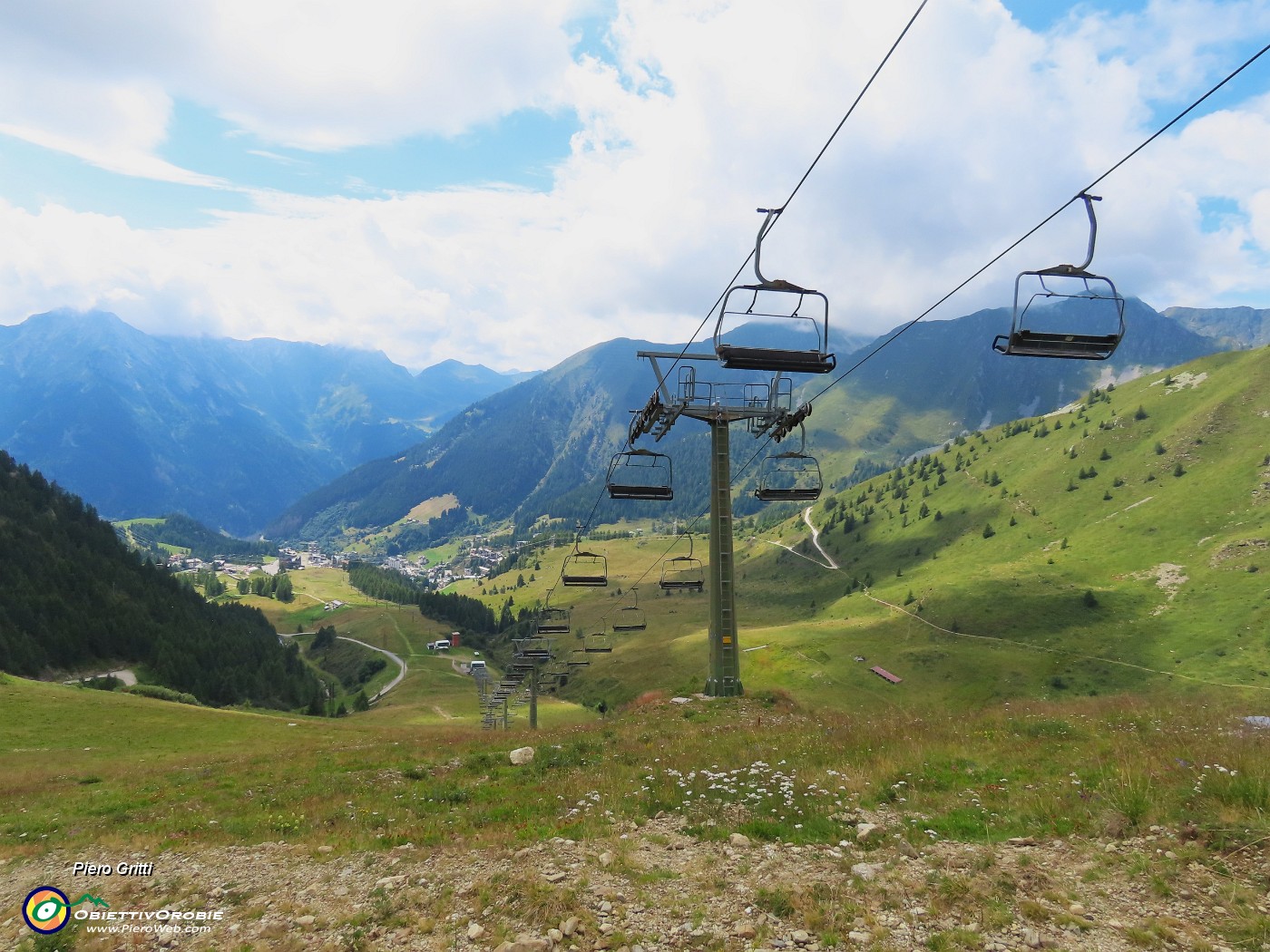 71 Scendiamo in direttissima sul sedime della pista di sci.JPG